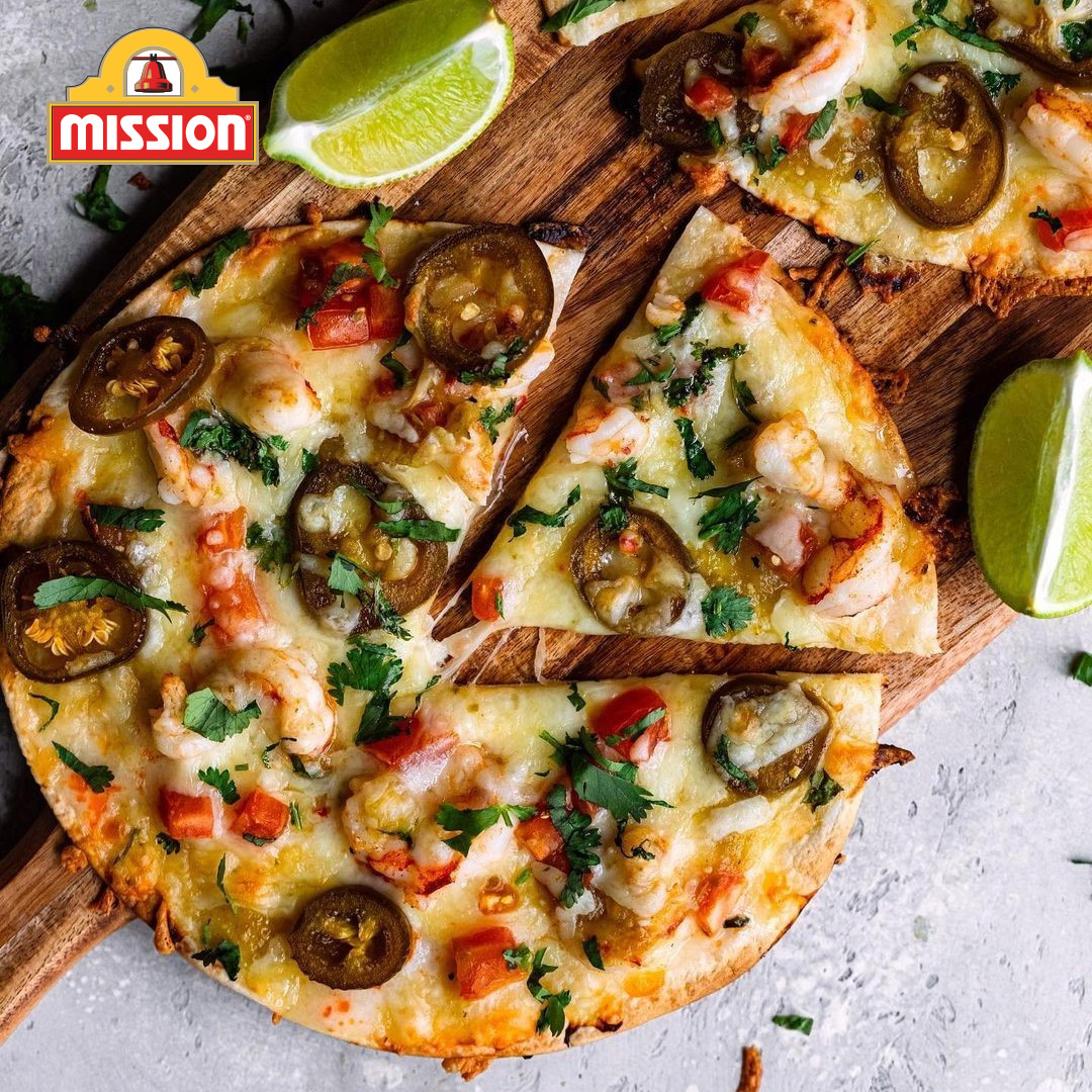 Пицца с креветками и халапеньо