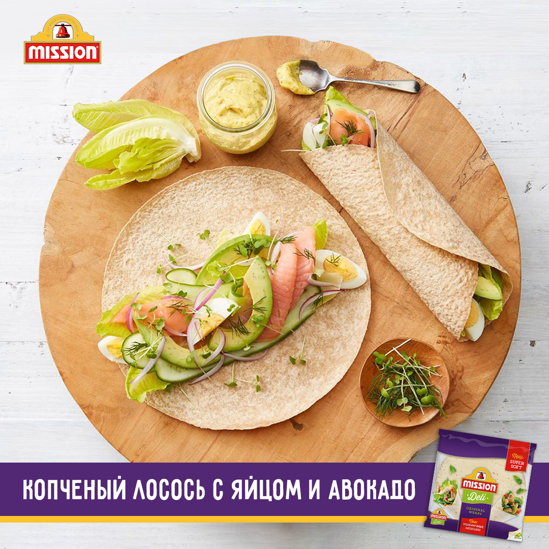 Ролл с лососем, яйцом и авокадо