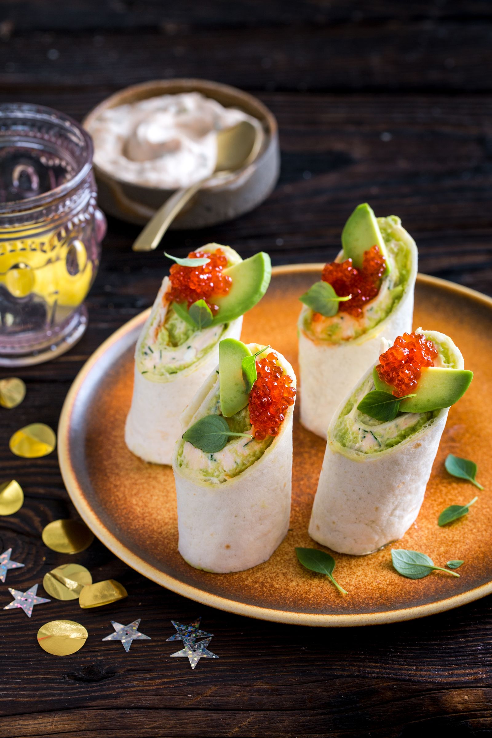 Праздничный ролл с муссом из лосося и авокадо