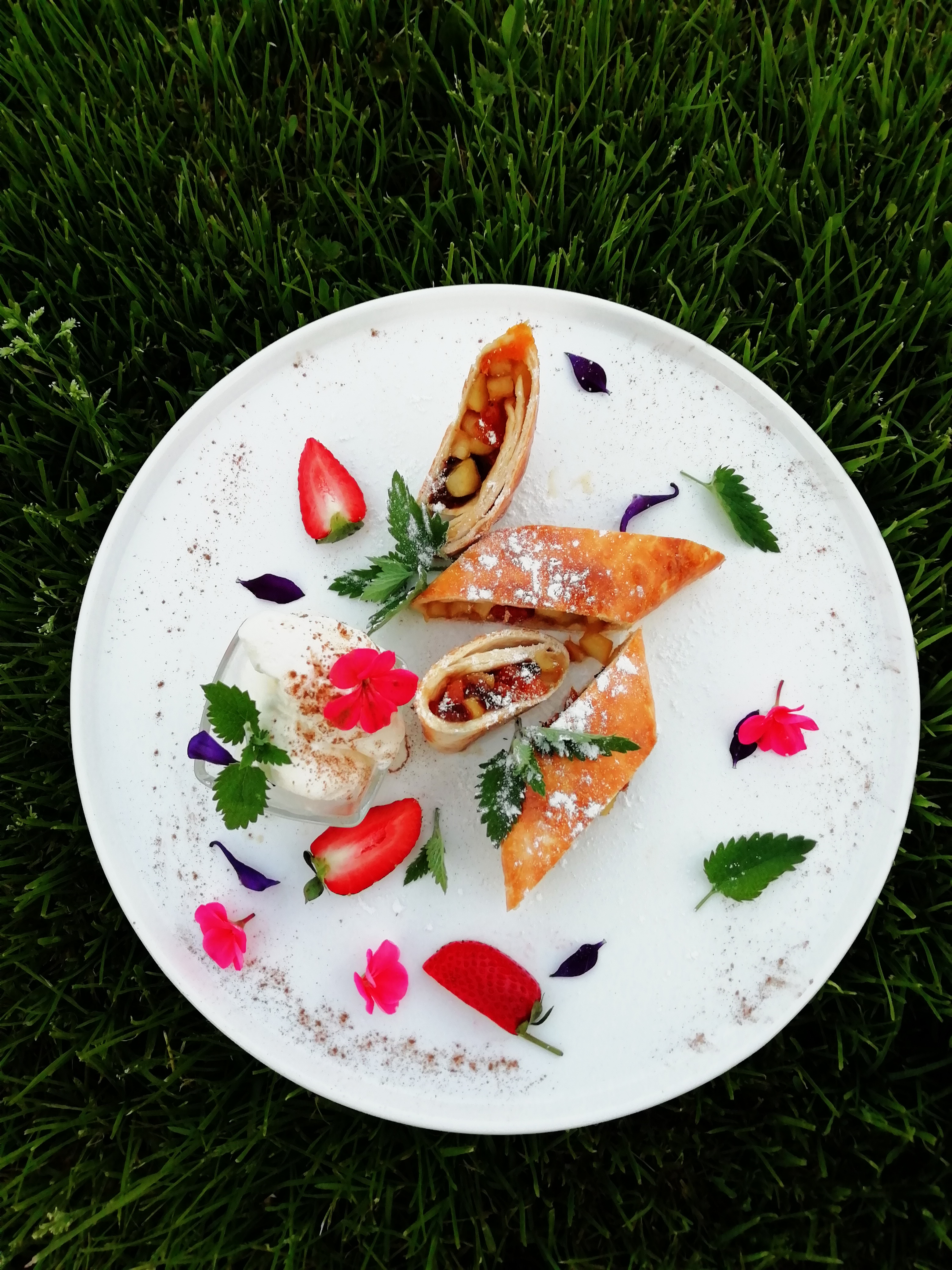 ЯБЛОЧНЫЙ ШТРУДЕЛЬ С ФИНИКАМИ